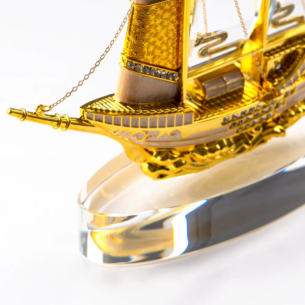 Golden-Boat-Shape-Memento-in-Metal-with-Glass-Base-TR-07-Zoom-View.webp