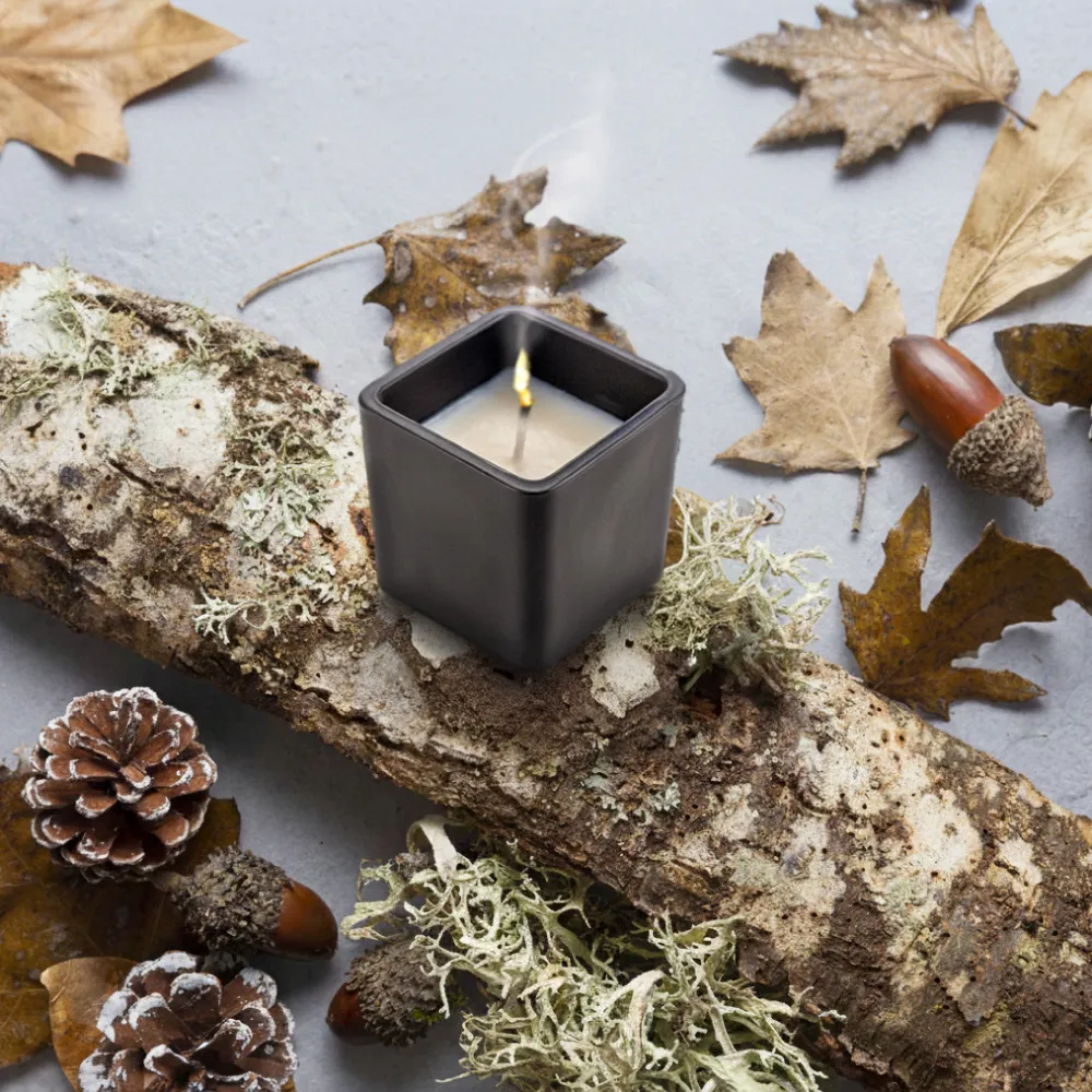 Scented-Candle-in-Oakmoss-and-Amber-CAND-03-Sample.webp